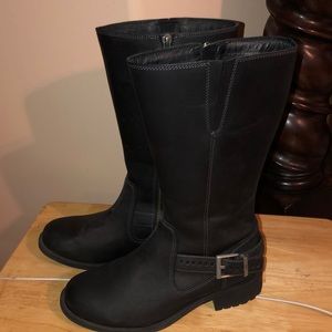 boots asking 125$ worn 1 x size 8 fits to size